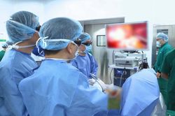 Đi khám đau lưng, người phụ nữ 63 tuổi phát hiện khối u phổi 'ẩn nấp'
