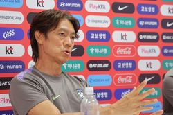 Lời 'ruột gan' của HLV Hong Myong-bo trong thế chờ đợi vô vọng