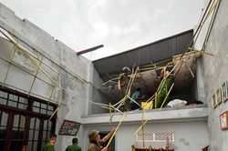 Lực lượng Công an giúp người dân khắc phục hậu quả do gió lốc gây ra