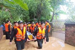 Công an Cao Bằng hỗ trợ người dân ứng phó với mưa lũ