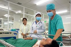 Cứu sống bệnh nhân bị tôn cắt đứt vùng cổ khi quét lá trên mái nhà