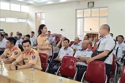 Tuy&ecirc;n truyền ph&aacute;p luật, n&acirc;ng cao an to&agrave;n vận tải h&agrave;nh kh&aacute;ch c&ocirc;ng cộng