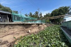 Sạt lở bờ sông Lai Vung làm một căn nhà đổ sụp