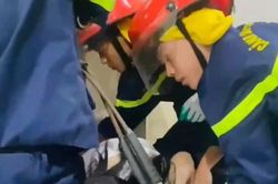 Giải cứu thành công 2 người mắc kẹt trong thang máy tại phường Sầm Sơn