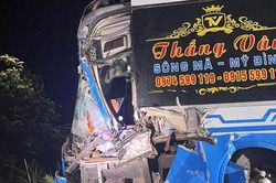 Va chạm giữa xe tải v&agrave; xe kh&aacute;ch tr&ecirc;n Quốc lộ 6, 20 h&agrave;nh kh&aacute;ch tho&aacute;t nạn