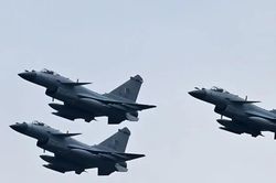 Pakistan kh&ocirc;ng k&iacute;ch dọc bi&ecirc;n giới Afghanistan khiến gần 200 người thương vong