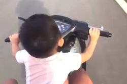 Xử lý anh trai 17 tuổi để em 2 tuổi lái xe máy
