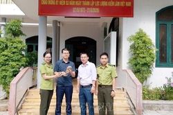 Người dân tự nguyện giao nộp 2 con tê tê Java quý hiếm