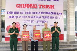 Trung đoàn 692 tặng quà, khám sức khỏe và cấp thuốc miễn phí giúp nhân dân