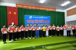 Trao học bổng Nguyễn Thị Định cho học sinh có hoàn cảnh khó khăn tại Vĩnh Long