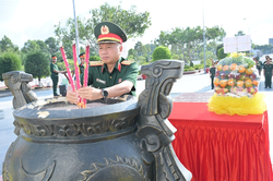Thượng tướng Lê Quang Minh thực hiện các hoạt động chính sách tại tỉnh An Giang