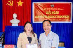 Giải ngân 700 triệu đồng cho mô hình nuôi tôm và sò huyết thương phẩm xã Tân Hưng