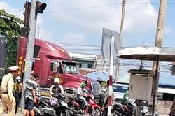 Tây Ninh: Kẹt giữa xe container và ô tô du lịch, một phụ nữ thoát chết trong gang tấc