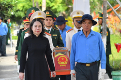 Phó chủ tịch nước Võ Thị Ánh Xuân dự lễ truy điệu và an táng hài cốt liệt sĩ ở An Giang