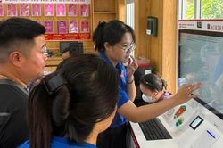 Tuổi trẻ phường An Hải hỗ trợ người d&acirc;n sử dụng Kiosk h&agrave;nh ch&iacute;nh c&ocirc;ng th&ocirc;ng minh