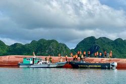 Lật tàu trên biển ở Quảng Ninh, 2 người mắc kẹt