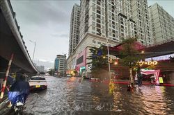 Giờ tan tầm mưa to, một số tuyến phố Hà Nội ngập úng