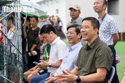 Phó Bí thư Thường trực Tỉnh ủy Nguyễn Hồng Phong cổ vũ, động viên các cầu thủ nhí Giải Bóng đá Nhi đồng Báo và Phát thanh, truyền hình Thanh Hóa