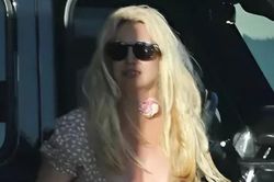 Britney Spears tiếp tục mất kiểm soát