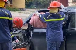 Mang cưa máy cắt cửa ô tô cứu người sau tai nạn ở Thái Nguyên