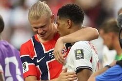 Cứ 'hở ra' là Bellingham và Haaland lại 'skinship'