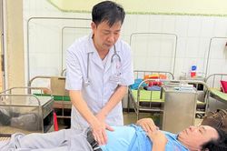 Bác sĩ Nguyễn Viết Huấn tận tâm với nghề, hết lòng vì người bệnh