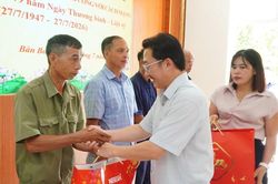 Phó Bí thư Tỉnh ủy Sùng A Hồ thăm và tặng quà người có công, thân nhân người có công xã Bản Bo