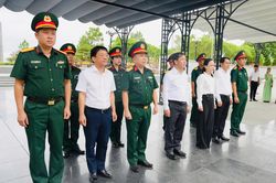 Đồng chí Bí thư Tỉnh ủy Nguyễn Văn Phương dâng hương tri ân các anh hùng liệt sĩ