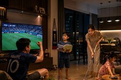Mùa World Cup: Niềm vui của người lớn, phép thử của hạnh phúc gia đình