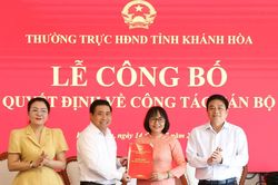 Trao quyết định bổ nhiệm bà Nguyễn Thị Sâm giữ chức vụ Phó Chánh Văn phòng Đoàn Đại biểu Quốc hội và HĐND tỉnh