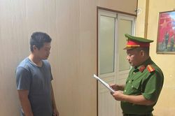 Khởi tố người đàn ông cởi trần xông vào trụ sở UBND xã chửi bới, đập phá tài sản