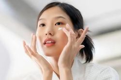 4 th&oacute;i quen chăm s&oacute;c da khiến nếp nhăn đến sớm, nhiều người vẫn l&agrave;m mỗi ng&agrave;y