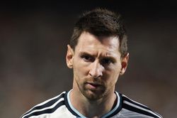 Carragher lặp sai lầm của Van Gaal với Messi