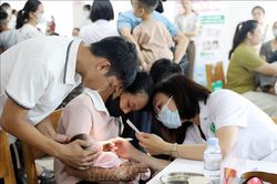 Chương trình 'Thắp sáng nụ cười' mang hy vọng cho 125 trẻ em