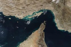 Mỹ và Iran chạy đua kiểm soát eo biển Hormuz, giá dầu tiếp tục biến động