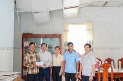 Xã Trần Văn Thời kịp thời hỗ trợ người dân bị thiệt hại do lốc xoáy