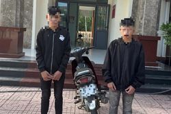 Lên xe tải 'sảy' xe máy