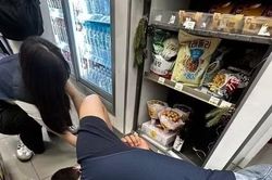 'Hot' nhất netizen Nhật hôm nay: Chiếc tai nghe cửa hàng tiện lợi