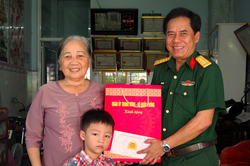 Bộ CHQS tỉnh An Giang: Thăm, tặng quà gia đình chính sách tại phường Rạch Giá