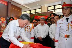 Tổng Bí thư, Chủ tịch nước Tô Lâm thăm, động viên lực lượng làm nhiệm vụ tìm kiếm, quy tập hài cốt liệt sĩ tại Công viên Lê Thị Riêng