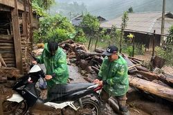 Công an Sơn La chủ động ứng phó hỗ trợ người dân chống lũ