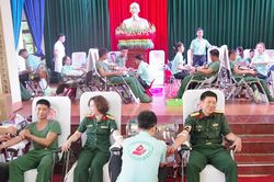 Hơn 700 cán bộ, học viên Trường Quân sự Quân đoàn 12 tham gia 'Hiến máu cứu chữa đồng đội'