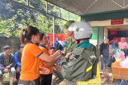 Chung tay sẻ chia với người dân vùng lũ Mường Than