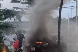 CLIP: Ô tô bất ngờ bốc cháy trên vỉa hè TPHCM