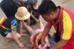 Cứu hộ kịp thời cụ bà 84 tuổi bị đột quỵ khi tắm biển Hòn Chồng