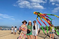 Du khách quốc tế hòa vui cùng Festival Biển Khánh Hòa 2026