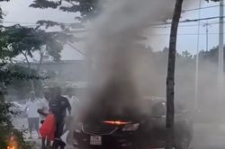 Ôtô bất ngờ bốc cháy trên vỉa hè TP.HCM