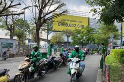 Xe ôm công nghệ 'pha-ke' vây kín lối vào sân bay Tân Sơn Nhất