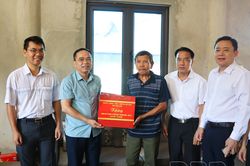 Phó Chủ tịch UBND tỉnh Nguyễn Văn Đoạt thăm, tặng quà gia đình chính sách tại xã Thanh Yên