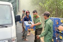 Kịp thời hỗ trợ đưa 20 tấn sầu riêng ra khỏi ô tô tải bốc cháy trên đường Hồ Chí Minh